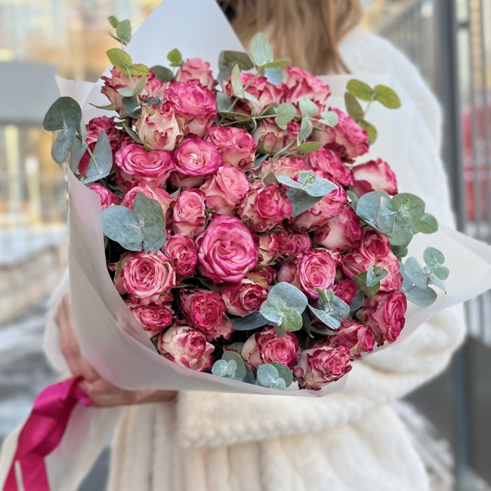 11 кустовых пионовидных роз Сансет мэджик 60 см с эвкалиптом